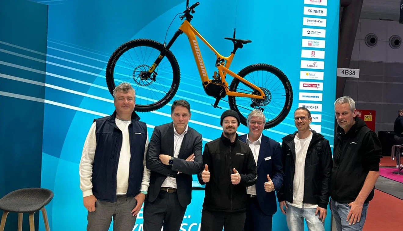 Das GOB- und Propain Bicycles-Team auf der LogiMAT Stuttgart 2025 GOB- und Propain-Team vor Propain Bicycles-Custom-Bike am Messestand auf der LogiMAT Stuttgart 2025