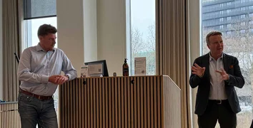 Dmitry Chadayev und Jannik Bausager von Microsoft bei einer Präsentation im Vortragsraum der Zentrale