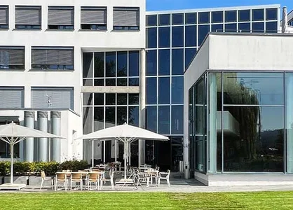 Haus der Architektinnen und Architekten Stuttgart | AKBW | 1905 x 425 Pixel Haus der Architektinnen und Architekten der AKBW in Stuttgart mit Terrasse und moderner Glasfassade