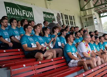 Krefelder Firmenlauf RUN & FUN 2026: Das GOB-Team Krefelder Firmenlauf RUN & FUN 2026: Das GOB-Team auf der Tribüne der Galopp-Rennbahn
