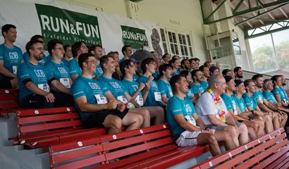 Krefelder Firmenlauf RUN & FUN 2026: Das GOB-Team Krefelder Firmenlauf RUN & FUN 2026: Das GOB-Team auf der Tribüne der Galopp-Rennbahn