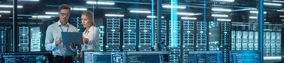 Infrastruktur-Analyse der GOB – Transparenz für Ihre IT-Landschaft Symbolbild: Team prüft Server und Systeme am Laptop – Infrastruktur-Analyse der GOB beim Kunden.