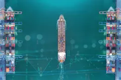 Containerschiff läuft in Hafen ein