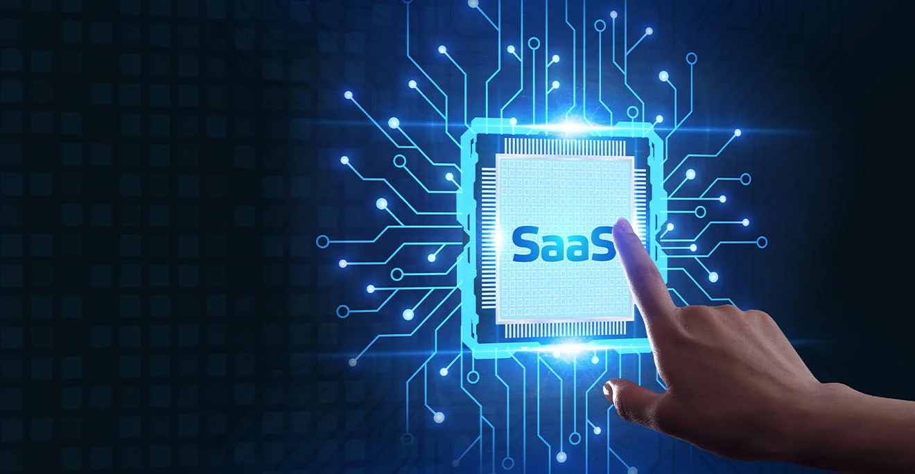 SaaS-Auswahl: Die Entscheidung für die Cloud Leuchtende Hand tippt auf stilisierte SaaS-Schaltfläche mit Netzstruktur auf dunklem Hintergrund