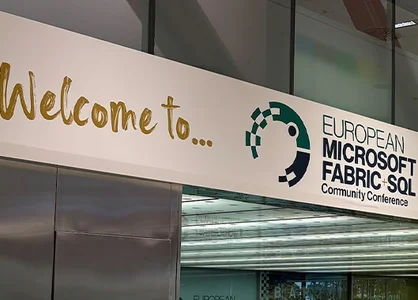 Ein Willkommensschild weist auf die European Microsoft Fabric + SQL Community Conference hin.