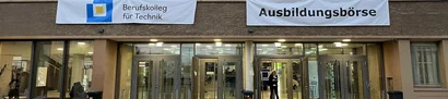 Ausbildungsbörse 2025 | Eingang des BKTM | 1905 x 425 Pixel Eingang des Berufskollegs für Technik in Moers, mit Bannern zur Ausbildungsbörse BKTM 2025