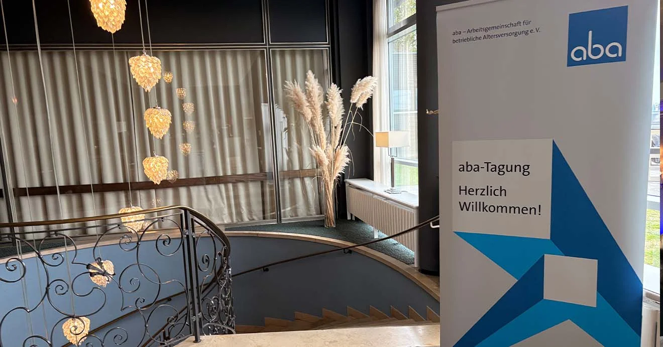 Willkommensschild zur aba-Tagung im Ameron Hotel in Bonn neben einer geschwungenen Treppe.