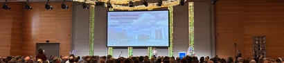 Voller Tagungsraum auf der aba-Jahrestagung 2026 im Hotel Titanic Chaussee Berlin.