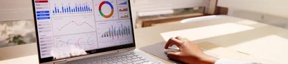 unitop Fundraising & Microsoft 365 | Webinar | 1905 x 425 Pixel Dashboard mit Diagrammen und Statistiken auf Laptop – Symbolbild für Spendenverwaltungssoftware