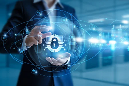Sicherheitsinfrastruktur – Technik für wirksamen IT-Schutz Symbolbild: Digitales Schutzschild mit Schloss vor Serverraum für Sicherheitsinfrastruktur.