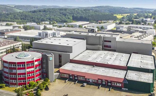 Luftaufnahme des Verwaltungs- und Logistikgebäudes der Lederer GmbH in Ennepetal.