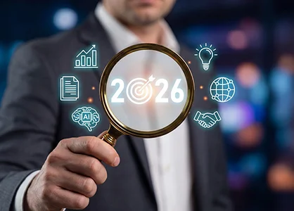 #GOB2030 nach sechs Monaten: Zwischenbilanz 2026 Geschäftsmann hält eine Lupe vor 2026, umgeben von Symbolen für Wachstum, KI und Zusammenarbeit.