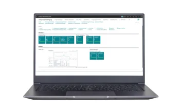 Laptop mit Rollencenter "unitop Variantenfertigung" in Business Central, mit Power BI.